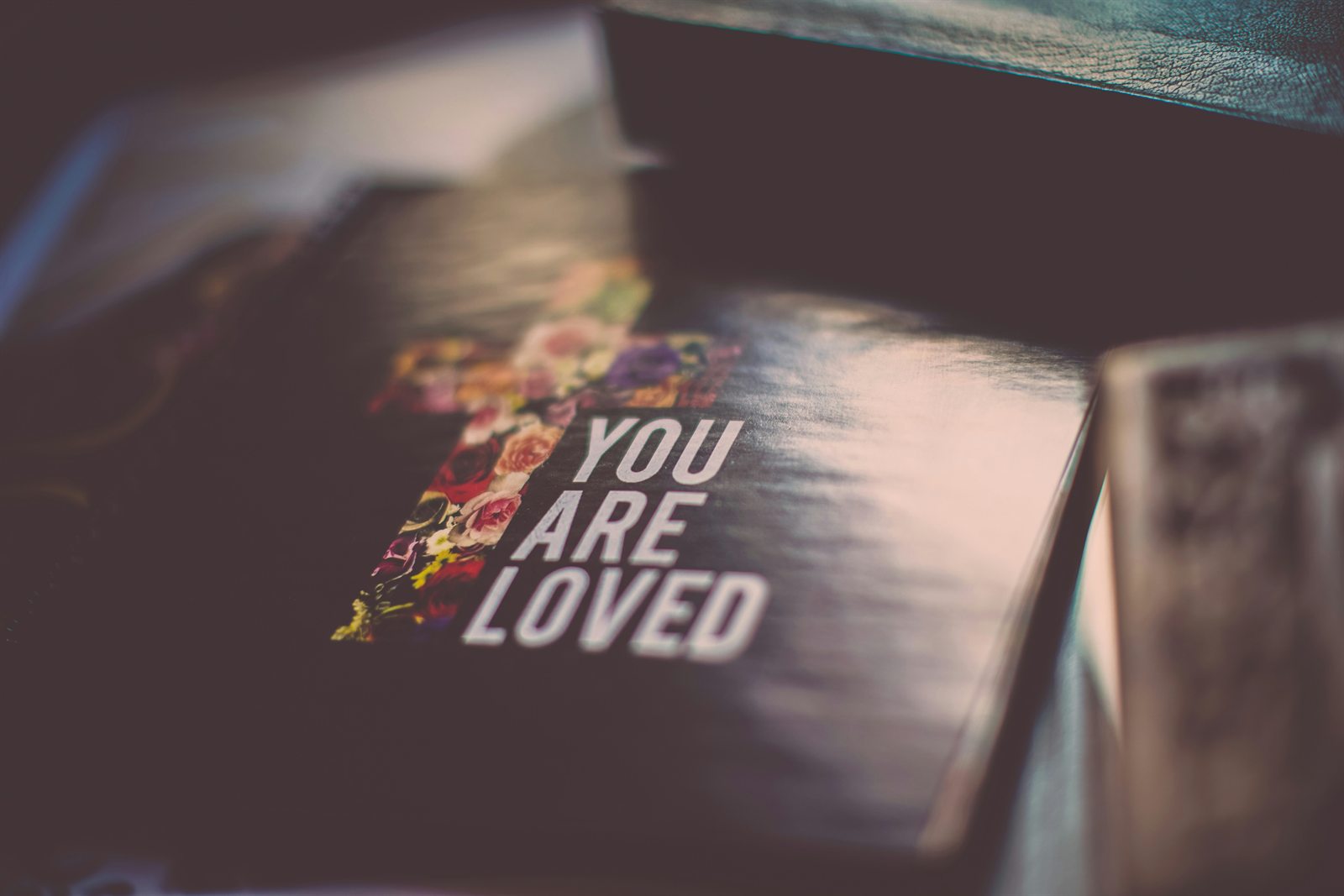 一本寫著 You Are Loved 的書，象徵在基督裡被愛與被接納